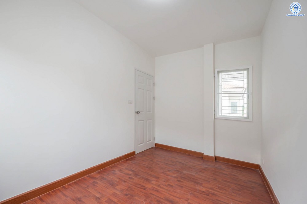 บ้านมือสองตกแต่งใหม่ โครงการ ศุภาลัยวิลล์ ราชพฤกษ์-บางบัวทอง เนื้อที่ 38.1 ตร.ว. พื้นที่ใช้สอยเยอะกว่า 184.98 ตร.ม. ตอบโจทย์ทุกการอยู่อาศัย ฟังก์ชัน 3 ห้องนอน 2 ห้องน้ำ 2 ที่จอดรถ บนทำเลเชื่อมต่อ รถไฟฟ้าสายสีม่วง "สถานีบางพลู" รายล้อมด้วยสิ่งอำนวยความสะดวกมากมาย